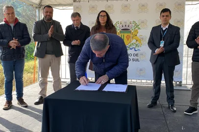 O secretário da Reconstrução do Governo Federal, Maneco Hassen, assina a ordem de início das obras no Loteamento San Gennaro, na região do bairro Reolon<!-- NICAID(16050646) -->