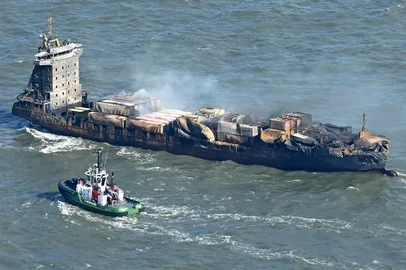 Smoke rises from the MV Solong cargo ship in the North Sea, off the coast of Withernsea, east of England, on March 11, 2025, after it collided with the MV Stena Immaculate tanker on March 10. There was no "suggestion of foul play" in a North Sea crash in which the container ship MV Solong slammed into a US military chartered tanker, the MV Stena Immaculate, UK Prime Minister Keir Starmer's spokesperson said Tuesday. (Photo by Paul ELLIS / AFP)Editoria: DISLocal: At seaIndexador: PAUL ELLISSecao: transport accidentFonte: AFPFotógrafo: STF<!-- NICAID(15993051) -->
