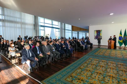 No encontro dessa segunda-feira (18) com os chefes de missões diplomáticas no Brasil, Bolsonaro colocou em dúvida a lisura das urnas.<!-- NICAID(15153284) -->