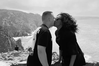 ‘Morreu como herói’, diz cantora que teve marido afogado ao tentar salvá-la