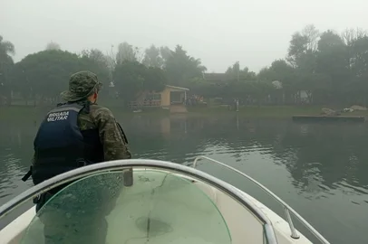 As buscas ao policial militar da reserva que desapareceu no sábado (1º), após a embarcação virar no lago da Usina Hidrelétrica Passo Fundo, no interior de Entre Rios do Sul, entraram no quarto dia. Os trabalhos foram retomados na manhã desta terça-feira (4). <!-- NICAID(15472939) -->