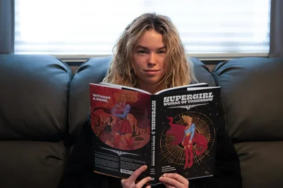 O diretor de cinema e CEO da DC Studios James Gunn revelou nesta segunda-feira (31) uma nova imagem de Milly Alcock nos bastidores de Supergirl: Woman of Tomorrow. A produção tem previsão de estreia para 2026.<!-- NICAID(16007224) -->