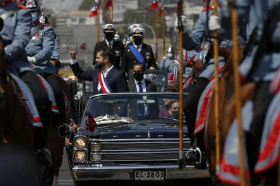 O novo presidente do Chile, Gabriel Boric, cumprimenta seus apoiadores ao deixar o Congresso após sua cerimônia de posse em Valparaíso, Chile, em 11 de março de 2022. - O ex-líder estudantil de esquerda Gabriel Boric empossou na sexta-feira como o presidente mais jovem do Chile, com planos de transformar o país que por décadas ele serviu como um laboratório neoliberal para um "estado de bem-estar" mais verde e mais igualitário. (Foto de CLAUDIO REYES/AFP)<!-- NICAID(15039457) -->