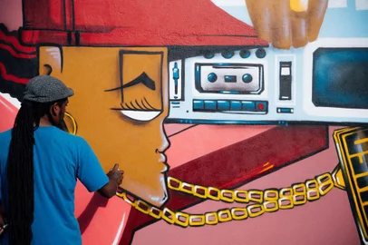 Na próxima sexta-feira (16 de junh0), às 18h, abre a exposição “Quebrada Virou Postal” no Ponto de Cultura NAV – Núcleo Audiovisual FSG, junto à sede da FSG (Rua Os Dezoito do Forte, 2366, Sala A124). Os trabalhos da fotógrafa Bruna Ferreira mostram o colorido dos graffitis mudando a paisagem do Bairro Aparecida, em Bento Gonçalves, durante uma grafitagem coletiva realizada pelo projeto que dá nome à exposição e que foi contemplado com o edital FAC Visual 2021. A curadoria é de William Balestrin. Durante a abertura da exposição será realizada uma Batalha de Rima em parceria com a Batalha da Estação e uma collab  do encontro de grafiteiros Banca dos Escritores, ambos de Caxias do Sul. As  atividades terão tradução em Libras.<!-- NICAID(15453992) -->