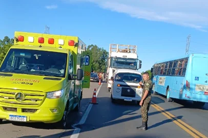 Colisão entre duas motocicletas deixa ferido na BR-116, em Capão do Leão