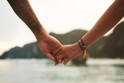 Explore the world with the one you love. Closeup shot of a young couple holding hands at the beach.Closeup shot of a young couple holding hands at the beach.Indexador: Yuri ArcursFonte: 491609734<!-- NICAID(16148034) -->