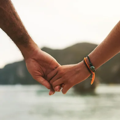 Explore the world with the one you love. Closeup shot of a young couple holding hands at the beach.Closeup shot of a young couple holding hands at the beach.Indexador: Yuri ArcursFonte: 491609734<!-- NICAID(16148034) -->