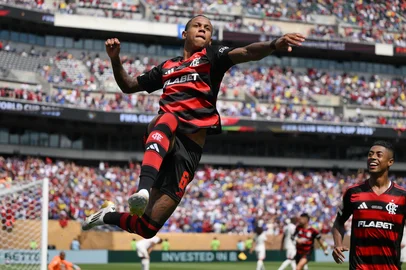 PHILADELPHIA, PENNSYLVANIA - JUNE 20: Wallace Yan #64 of CR Flamengo celebrates scoring his team's third goal during the FIFA Club World Cup 2025 group D match between CR Flamengo and Chelsea FC at Lincoln Financial Field on June 20, 2025 in Philadelphia, Pennsylvania.   David Ramos/Getty Images/AFP (Photo by David Ramos / GETTY IMAGES NORTH AMERICA / Getty Images via AFP)<!-- NICAID(16064366) -->