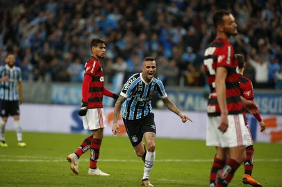 PORTO ALEGRE, RS, BRASIL, 01.08.2018. Grêmio enfrenta o Flamengo em partida válida pelas quartas de final da Copa do Brasil 2018, na Arena. Na foto, atacante Luan comemora gol marcado.Foto: André Ávila/Agência RBS<!-- NICAID(13674082) -->