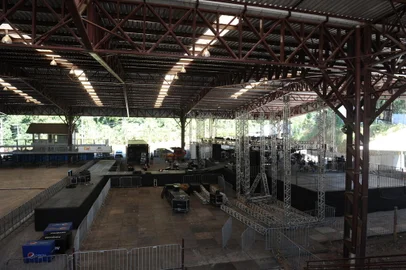 CAXIAS DO SUL, RS, BRASIL (16/02/2022)Montagem da estrutura para os shows da Festa da Uva. (Antonio Valiente/Agência RBS)<!-- NICAID(15017944) -->