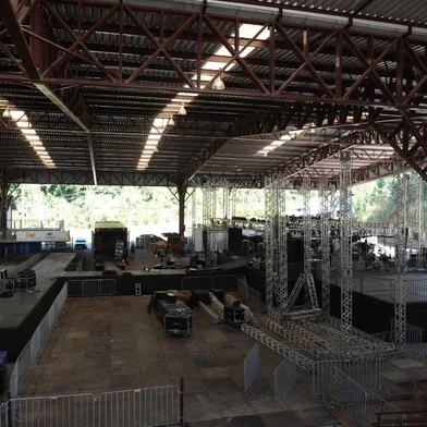 CAXIAS DO SUL, RS, BRASIL (16/02/2022)Montagem da estrutura para os shows da Festa da Uva. (Antonio Valiente/Agência RBS)<!-- NICAID(15017944) -->
