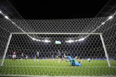PORTO ALEGRE, RS, BRASIL, 10-05-2026: Grêmio vs Flamengo pelo campeonato Brasileiro Série A 2026, na Arena. Na foto, o jogador do Grêmio, Weverton. Fotos: Jeff Botega/Agencia RBSIndexador: jeff botega<!-- NICAID(16282440) -->