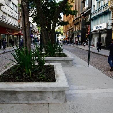 Porto Alegre, RS, Brasil, 12/06/2023 - Obras de revitalização do quadrilátero do centro histórico completam um ano. Na foto, Av. Otávio Rocha - Foto: Jonathan Heckler/Agência RBS<!-- NICAID(15453752) -->