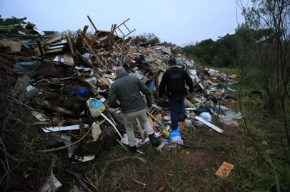 Viamão, RS, BRASIL, 03/08/2023-Polícia deflagra operação contra empresa suspeita de descarte irregular de resíduos de cemitérios em Viamão. Foto: Ronaldo Bernardi / Agencia RBS<!-- NICAID(15499834) -->