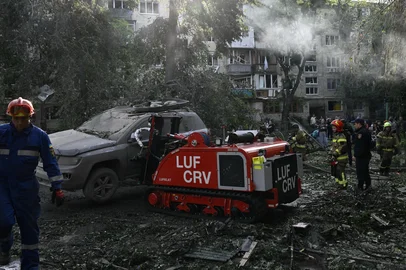 Ukrainian rescuers conduct a search and rescue work in a heavily damaged residential building following the Russian missile strike in Kyiv on June 17, 2025, amid the Russian invasion of Ukraine. A Russian attack on Ukraine killed at least 14 people and wounded dozens in the capital, authorities said on June 17, with more wounded reported in the Odesa and Chernigiv regions. (Photo by Genya SAVILOV / AFP)Editoria: WARLocal: KyivIndexador: GENYA SAVILOVSecao: warFonte: AFPFotógrafo: STF<!-- NICAID(16061377) -->