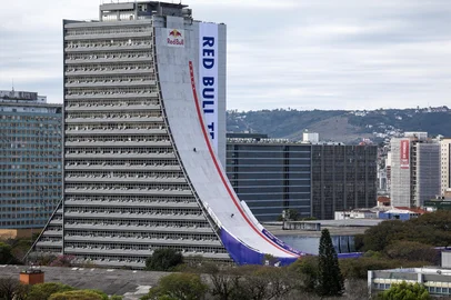 PORTO ALEGRE, RS BRASIL, 07-09-2025: Skatista da Red Bull Sandro Dias, o Mineirinho, desce o PRIMEIRO NIVEL da pista montada no prédio do CAFF. Foto: Duda Fortes/Agência RBS<!-- NICAID(16118749) -->