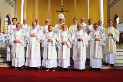 Reportagem sobre os diáconos permanentes, ordenados pela Diocese de Caxias do Sul em agosto de 2026. É a primeira turma da Escola Diaconal São Filipe, instituída em 2022  por Dom José Gislon, bispo diocesano. Entrevistas com o diácono Marco Antônio Gonçalves, 61 anos, com a esposa dele, Silvia Teresinha Gonçalves, 62 anos, e com o padre Leonardo Inácio Pereira, coordenador diocesano de pastoral, Vigário geral da Diocese e diretor da Escola Diaconal São Filipe.<!-- NICAID(16347205) -->