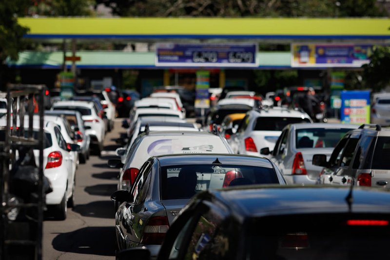 Posto de combustível na avenida Bento Gonçalves com filas por conta do temor de falta de gasolina.<!-- NICAID(14885133) -->
