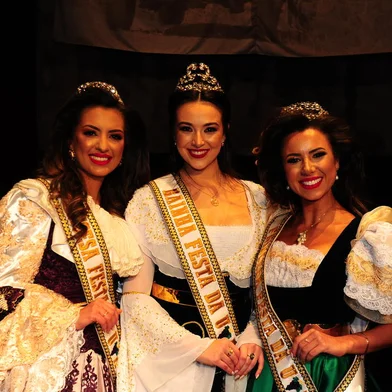 CAXIAS DO SUL, RS, BRASIL, 26/08/2023. Escolha da rainha e princesas da Festa Nacional da Uva 2024, realizada no Centro de Eventos dos Pavilhões da Festa da Uva. É a primeira vez que a escolha das soberanas da Festa da Uva acontece no Centro de Eventos. Na foto, princesa Letícia de Carvalho, rainha Lizandra Mello Chinali e princesa Eduarda Ruzzarin Menezes. (Porthus Junior/Agência RBS)<!-- NICAID(15522816) -->