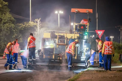 Porto Alegre, RS 24/02/2023: Desde ontem, quinta-feira, 23, a Secretaria Municipal de Serviços Urbanos (SMSUrb) inicia mais uma etapa da manutenção asfáltica em parte da avenida Assis Brasil. O serviço ocorre a partir das 20h e se estenderá até o fim da madrugada. As equipes seguem trabalhando nesse mesmo horário até domingo, 26. Foto: Rodger Timm/ Prefeitura Municipal de Porto Alegre / DivulgaçãoIndexador: Rodger Timm<!-- NICAID(15380251) -->
