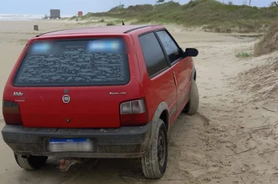 A Brigada Militar localizou, na tarde desta quinta-feira (11/4), o veículo Fiat Uno vermelho que havia sido levado da casa incendiada no bairro Parque dos Pinos, em Cidreira, local onde foram encontrados três dos cinco corpos dos homicídios ocorridos na quarta-feira (10/4). <!-- NICAID(15732547) -->