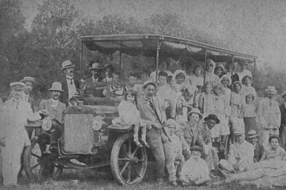 Em edição de 1943, a Revista do Globo publicou uma velha fotografia para recordar dos eios do ado. A imagem apresenta um grupo de "touristas" de Porto Alegre. Eles estavam na estalagem de Manoel Joaquim Carvalho, o Carvalhinho, em Viamão.     Pela descrição da foto, era "uma excursão típica", realizada "mais de trinta anos" antes. O ônibus é provavelmente o primeiro de Porto Alegre.O grupo era formado por pessoas da elite, como os empresários Hemetério Mostardeiro, José Bertaso e Alberto Bins, que seria mais tarde prefeito da capital gaúcha. A Revista do Globo citou que Viamão era, "naqueles bons tempos, a Meca dos touristas de Porto Alegre".Foto provavelmente de 1912.<!-- NICAID(16036477) -->