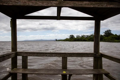 TRAMANDAÍ, RS, BRASIL, 26.12.2023: Polêmica: é rio ou lagoa Tramandaí? Assim como o Guaiba, especialistas afirmam que há uma questão com o rio Tramandaí, pois seria lagoa no ponto onde faz o encontro com o mar. Foto: Camila Hermes/Agencia RBS<!-- NICAID(15634792) -->