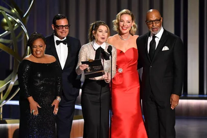 75th Emmy Awards - Show(L-R) Chandra Wilson, Justin Chambers, Ellen Pompeo, Katherine Heigl and James Pickens speak  onstage during the 75th Emmy Awards at the Peacock Theatre at L.A. Live in Los Angeles on January 15, 2024. (Photo by Valerie Macon / AFP)Editoria: ACELocal: Los AngelesIndexador: VALERIE MACONSecao: culture (general)Fonte: AFPFotógrafo: STF<!-- NICAID(15651516) -->