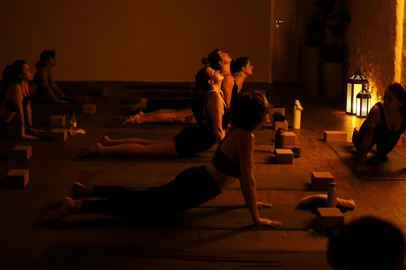 PORTO ALEGRE, RS, BRASIL, 15-07-2025: Hot Yoga - A prática volta a viralizar em Porto Alegre. A variação da tradicional yoga, consiste em criar uma modalidade mais intensa,  realizando os  exercícios de respiração, força e equilíbrio em uma sala aquecida a 40ºC. Foto: Renan Mattos / Agência RBS<!-- NICAID(16081167) -->