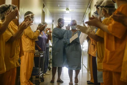PORTO ALEGRE, RS, BRASIL - 2020.07.23 - Foto para especial Covid 5 anos. Casal recebe alta hospitalar no Conceição, após entrarem com covid e fortes sintomas. (Foto: André Ávila/ Agência RBS)Indexador: Andre Avila<!-- NICAID(15992658) -->
