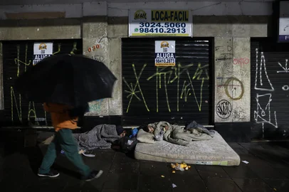 Jefferson Botega / Agencia RBS Porto Alegre, RS, Brasil - Na capital, moradores em situação de rua buscam abrigo embaixo de marquise na Avenida Borges de Medeiros na altura do número 1039 para se proteger da chuva e do frio que marcaram os últimos dias na capital. Sem acesso a estruturas adequadas, recorrem a cobertores, lonas e improvisos enquanto a cidade enfrenta mais uma onda de baixas temperaturas.<!-- NICAID(16061439) -->