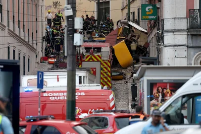 Police and firefighters work on the site of a funicular railway accident in Lisbon, on September 3, 2025. The accident of a funicular railway caused several dead and seriously injured in Lisbon, announced the Portugal's President of the Republic. (Photo by PATRICIA DE MELO MOREIRA / AFP)<!-- NICAID(16116284) -->