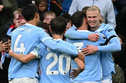 Manchester City's Norwegian striker #09 Erling Haaland (R) celebrates scoring their third goal during the English Premier League football match between Manchester City and Manchester United at the Etihad Stadium in Manchester, north west England, on September 14, 2025. (Photo by Oli SCARFF / AFP) / RESTRICTED TO EDITORIAL USE. NO USE WITH UNAUTHORIZED AUDIO, VIDEO, DATA, FIXTURE LISTS, CLUB/LEAGUE LOGOS OR 'LIVE' SERVICES. ONLINE IN-MATCH USE LIMITED TO 120 IMAGES. AN ADDITIONAL 40 IMAGES MAY BE USED IN EXTRA TIME. NO VIDEO EMULATION. SOCIAL MEDIA IN-MATCH USE LIMITED TO 120 IMAGES. AN ADDITIONAL 40 IMAGES MAY BE USED IN EXTRA TIME. NO USE IN BETTING PUBLICATIONS, GAMES OR SINGLE CLUB/LEAGUE/PLAYER PUBLICATIONS. / <!-- NICAID(16123877) -->