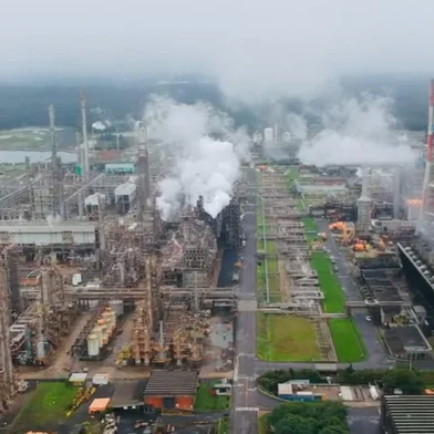 Polo petroquímico paralisa operações por falta de insumos em TriunfoSerá acionado o sistema de segurança, quando chamas queimam resíduos que ficam nas tubulações<!-- NICAID(15753512) -->