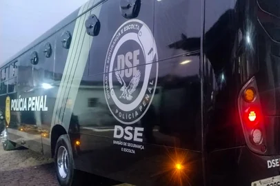 Quarenta e nove detentos são transferidos do Presídio Estadual de GuaporéUma operação da Polícia Penal transferiu 49 detentos do Presídio Estadual de Guaporé na manhã desta sexta-feira (25). O grupo foi encaminhado para duas unidades da Região Metropolitana de Porto Alegre.<!-- NICAID(16024555) -->