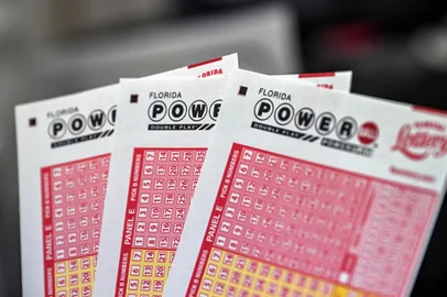 Powerball lottery tickets pictured inside a store in Homestead, Florida on July 19, 2023. The Powerball jackpot has reached 1 billion USD for the July 19, 2023, drawing, which has only happened two times before in the history of the game. (Photo by GIORGIO VIERA / AFP)Editoria: LIFLocal: HomesteadIndexador: GIORGIO VIERASecao: gaming and lotteryFonte: AFPFotógrafo: STR<!-- NICAID(15487581) -->