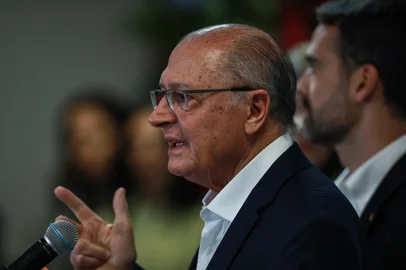 Porto Alegre, RS, Brasil, 09-05-2025: O presidente Geraldo Alckmin e o governador Eduardo Leite durante coletiva de imprensa em ato na fábrica da Coca Cola. Foto: Renan Mattos / Agência RBS<!-- NICAID(16033818) -->