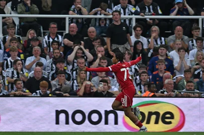 Liverpool's English striker #73 Rio Ngumoha celebrates in front of the Newcastle fans after scoring their third goal during the English Premier League football match between Newcastle United and Liverpool at St James' Park in Newcastle-upon-Tyne, north east England on August 25, 2025. (Photo by ANDY BUCHANAN / AFP) / RESTRICTED TO EDITORIAL USE. NO USE WITH UNAUTHORIZED AUDIO, VIDEO, DATA, FIXTURE LISTS, CLUB/LEAGUE LOGOS OR 'LIVE' SERVICES. ONLINE IN-MATCH USE LIMITED TO 120 IMAGES. AN ADDITIONAL 40 IMAGES MAY BE USED IN EXTRA TIME. NO VIDEO EMULATION. SOCIAL MEDIA IN-MATCH USE LIMITED TO 120 IMAGES. AN ADDITIONAL 40 IMAGES MAY BE USED IN EXTRA TIME. NO USE IN BETTING PUBLICATIONS, GAMES OR SINGLE CLUB/LEAGUE/PLAYER PUBLICATIONS. / <!-- NICAID(16109947) -->