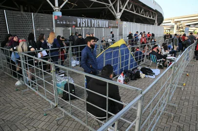 Porto Alegre, RS, Brasil, 26/09/2022 - Fãs aguardam na fila para comprar ingressos para o show do Guns N' Roses na Arena do Grêmio - Foto: Ronaldo Bernardi/Agência RBS<!-- NICAID(15216957) -->