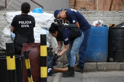 PORTO ALEGRE, RS, BRASIL, 12-01-2026: Dois homens foram executados na tarde de segunda (12), na Rua Carlos Salzano, bairro Jardim Itu, em Porto Alegre.  Segundo informações preliminares o crime teria ligação com o tráfico de drogas. Foto: Bruno TodeschiniAgência RBS<!-- NICAID(16202512) -->