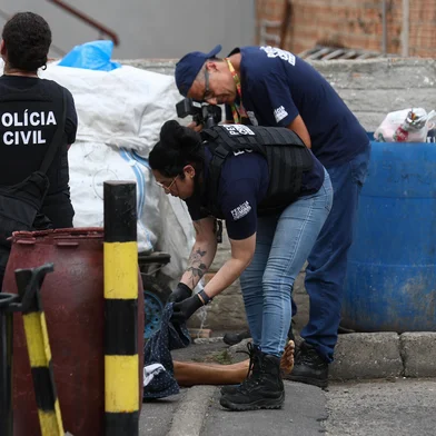 PORTO ALEGRE, RS, BRASIL, 12-01-2026: Dois homens foram executados na tarde de segunda (12), na Rua Carlos Salzano, bairro Jardim Itu, em Porto Alegre.  Segundo informações preliminares o crime teria ligação com o tráfico de drogas. Foto: Bruno TodeschiniAgência RBS<!-- NICAID(16202512) -->