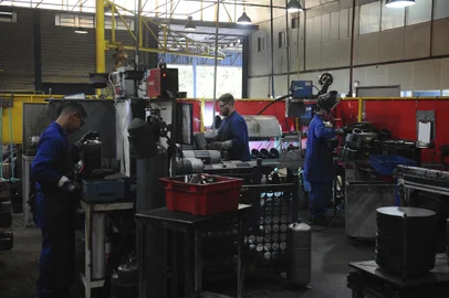 CAXIAS DO SUL, RS, BRASIL, 12/04/2022. + Serra: Rotamil. A empresa tem crescido na pandemia, comprou máquinas e aumentou a contratação de pessoas. (Bruno Todeschini/Agência RBS)<!-- NICAID(15067382) -->