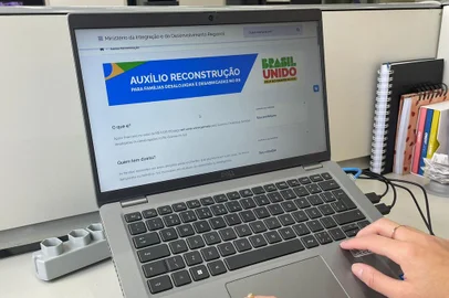 auxilio reconstrução<!-- NICAID(15776433) -->
