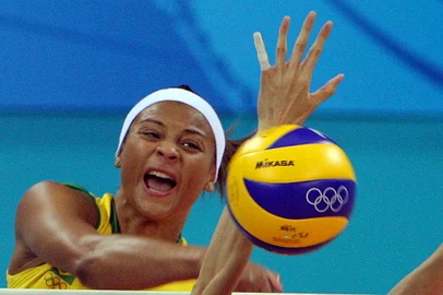 81972637Brazil's Walewska Oliveira slams the ball against Japan's Sachiko Sugiyama during their women's quarterfinal  volleyball match of the 2008 Beijing Olympic Games on August 19, 2008 in Beijing.Brazil won the match 3-0. AFP PHOTO / ALEXANDER JOE (Photo by ALEXANDER JOE / AFP)Editoria: SPOLocal: BeijingIndexador: ALEXANDER JOESecao: volleyballFonte: AFP<!-- NICAID(15548511) -->