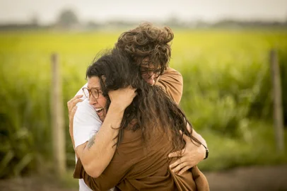 Cap 123 - Cena 1 - Danilo (Chay Suede) e Lurdes (Regina CasÃ©). Cena onde Ã© revelado que Danilo Ã© o filho que Lurdes sempre procurou.<!-- NICAID(14753013) -->