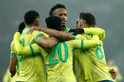 FRANCK FIFE / AFP Brazil's forward #20 Estevao (C) celebrates with teammates after scoring Brazil's first goal from the penalty spot during the International friendly football match between Brazil and Tunisia at Stade Pierre-Mauroy, in Villeneuve-d'Ascq, northern France, on November 18, 2025. (Photo by FRANCK FIFE / AFP)Editoria: SPOLocal: Villeneuve-d'AscqIndexador: FRANCK FIFESecao: soccerFonte: AFPFotógrafo: STF<!-- NICAID(16169733) -->