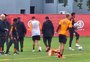 Bustos sente tornozelo direito e deixa treino do Inter mais cedo