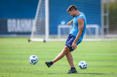 RS - FUTEBOL/ TREINO GREMIO 2025 - ESPORTES - Jogadores do Gremio realizam treino tÃ©cnico durante a manha desta sabado, no CT Luiz Carvalho, na preparaÃ§Ã£o para a partida valida pelo Campeonato Brasileiro 2025. Walter Kannemann FOTO: LUCAS UEBEL/GREMIO FBPA<!-- NICAID(16001294) -->