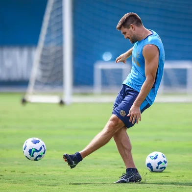 RS - FUTEBOL/ TREINO GREMIO 2025 - ESPORTES - Jogadores do Gremio realizam treino tÃ©cnico durante a manha desta sabado, no CT Luiz Carvalho, na preparaÃ§Ã£o para a partida valida pelo Campeonato Brasileiro 2025. Walter Kannemann FOTO: LUCAS UEBEL/GREMIO FBPA<!-- NICAID(16001294) -->