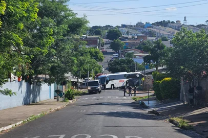 Pai e filha de cinco anos morrem atropelados por ônibus em Sapucaia do Sul<!-- NICAID(16002328) -->